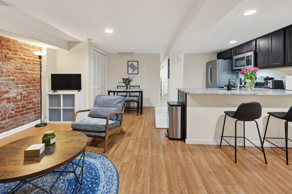 Modern & Private Entire Garden Basement Apartment- Ideal for Travelers and Working Professionals - Photo 5