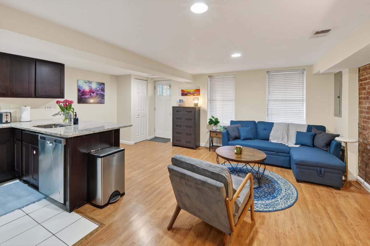 Modern & Private Entire Garden Basement Apartment- Ideal for Travelers and Working Professionals - Photo 2