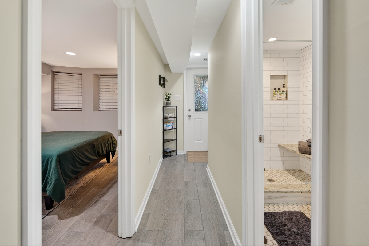 Modern & Private Entire Garden Basement Apartment- Ideal for Travelers and Working Professionals - Photo 12