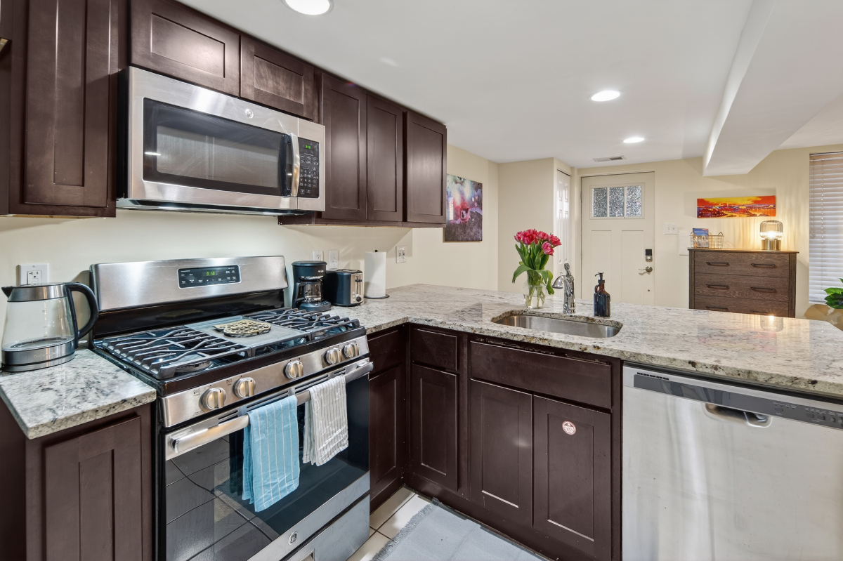 Modern & Private Entire Garden Basement Apartment- Ideal for Travelers and Working Professionals - Photo 7