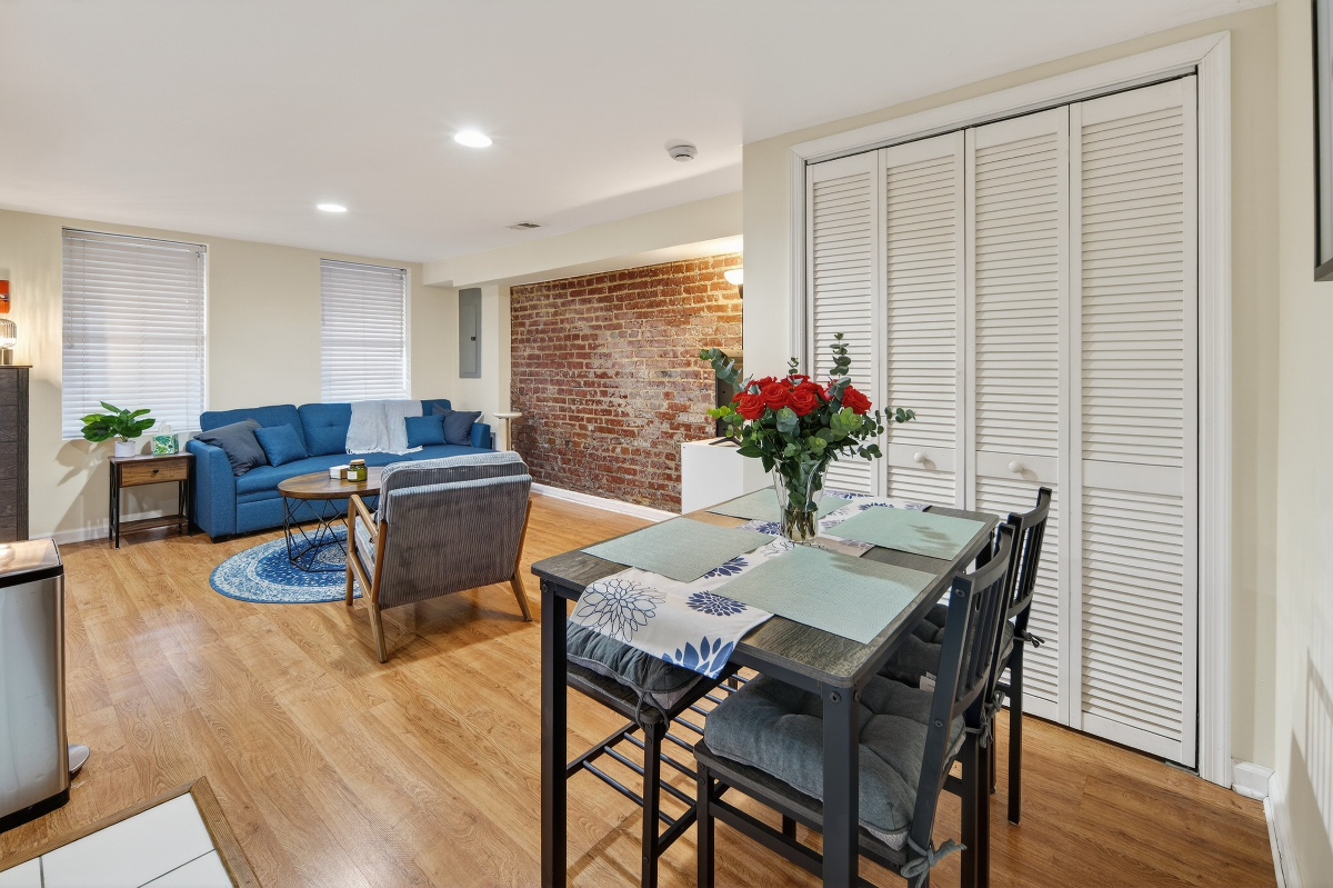 Modern & Private Entire Garden Basement Apartment- Ideal for Travelers and Working Professionals - Photo 4