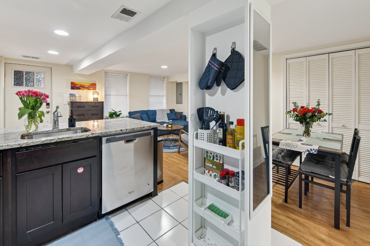 Modern & Private Entire Garden Basement Apartment- Ideal for Travelers and Working Professionals - Photo 9