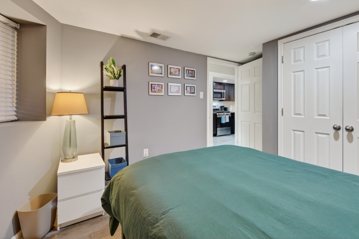 Modern & Private Entire Garden Basement Apartment- Ideal for Travelers and Working Professionals - Photo 11