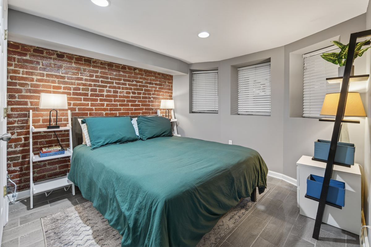 Modern & Private Entire Garden Basement Apartment- Ideal for Travelers and Working Professionals - Photo 10