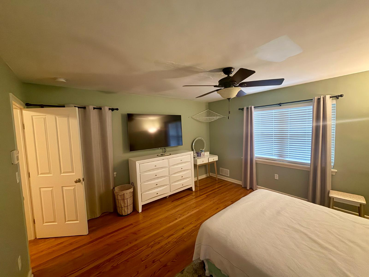 Peaceful Room in Charming One-Floor Ranch Home - Photo 2