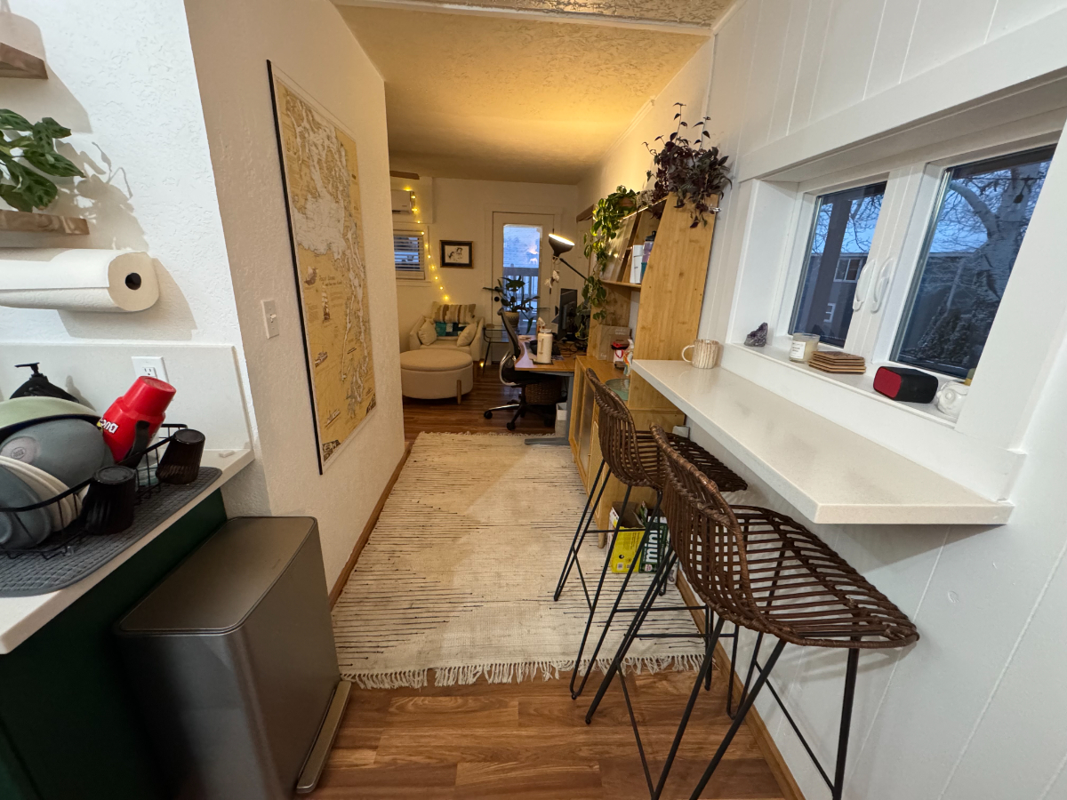 Private pet friendly studio, huge private deck, laundry, storage - Photo 2