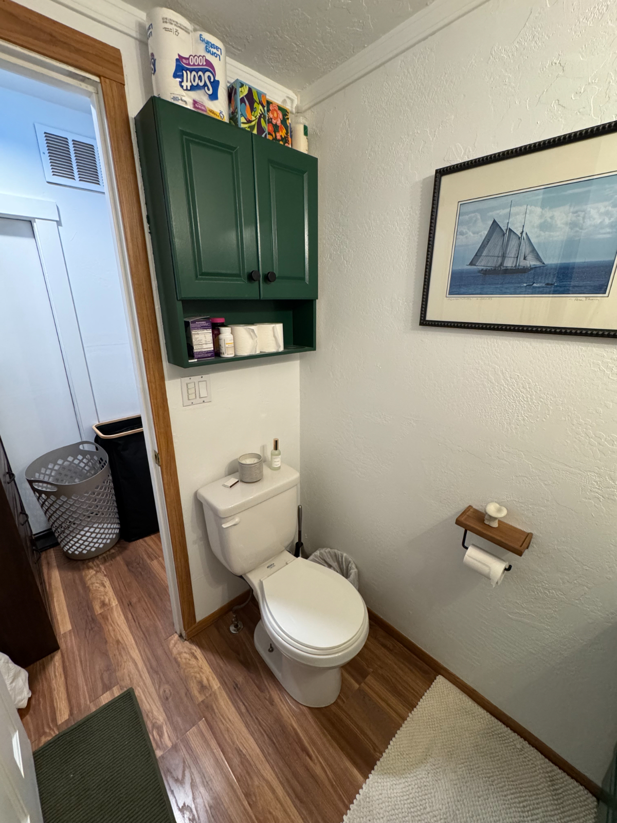 Private pet friendly studio, huge private deck, laundry, storage - Photo 3