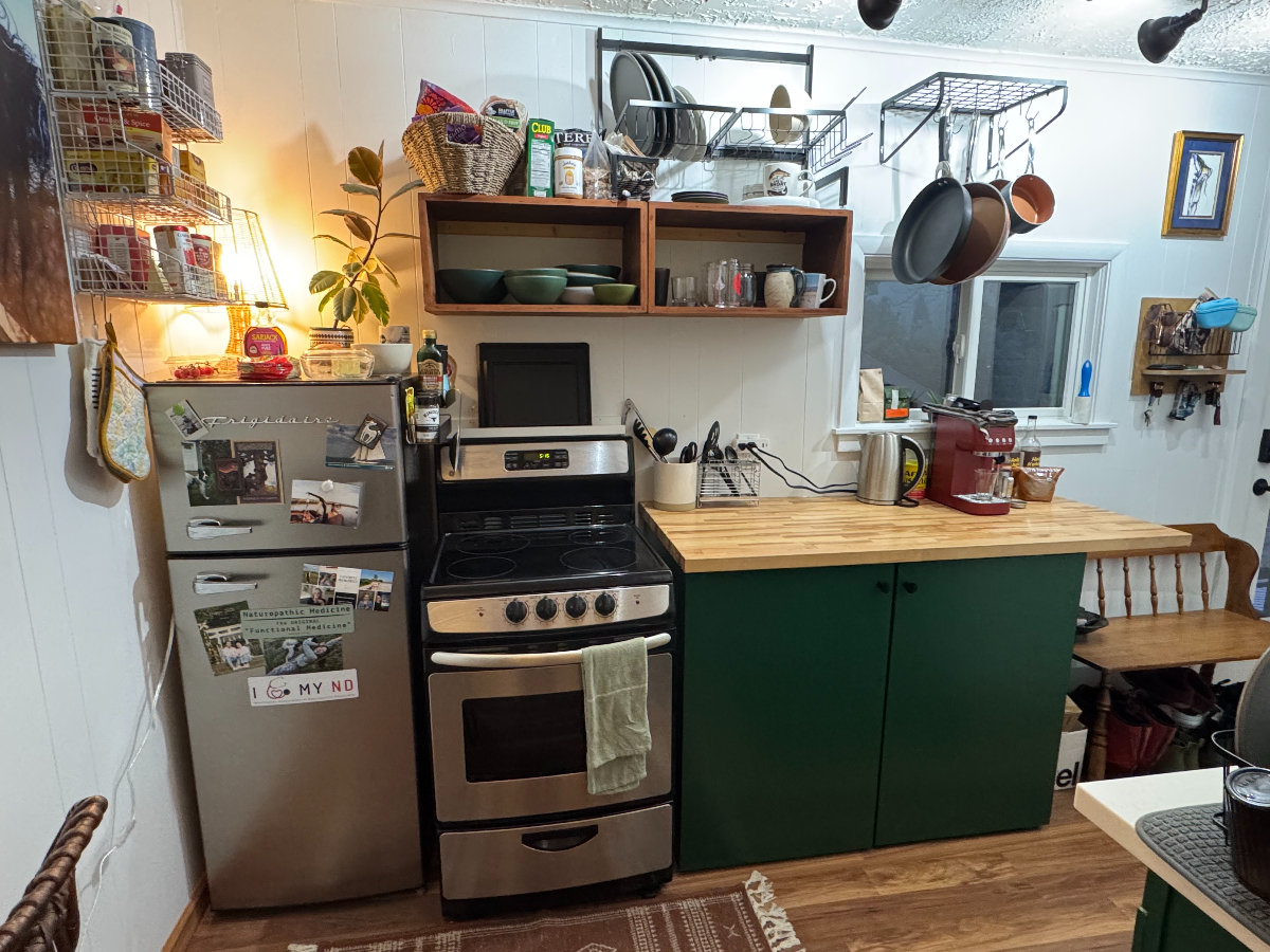 Private pet friendly studio, huge private deck, laundry, storage - Photo 1