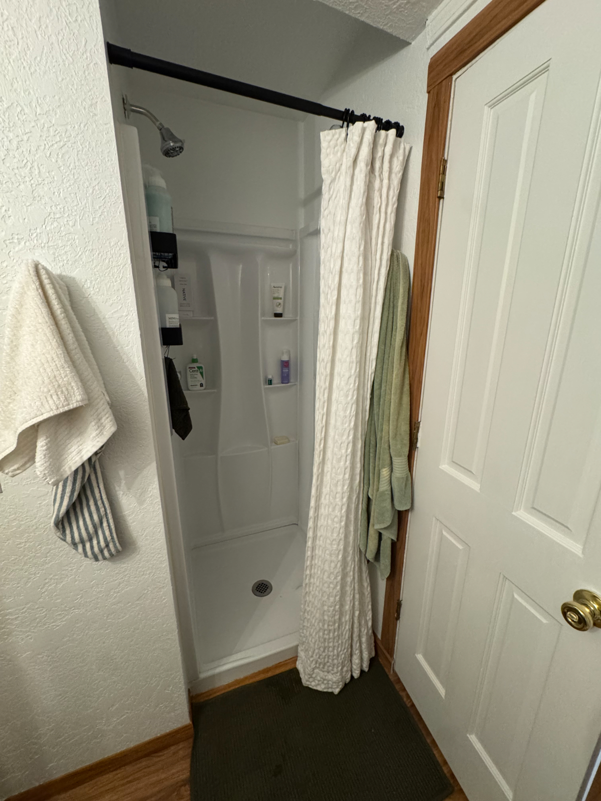 Private pet friendly studio, huge private deck, laundry, storage - Photo 5