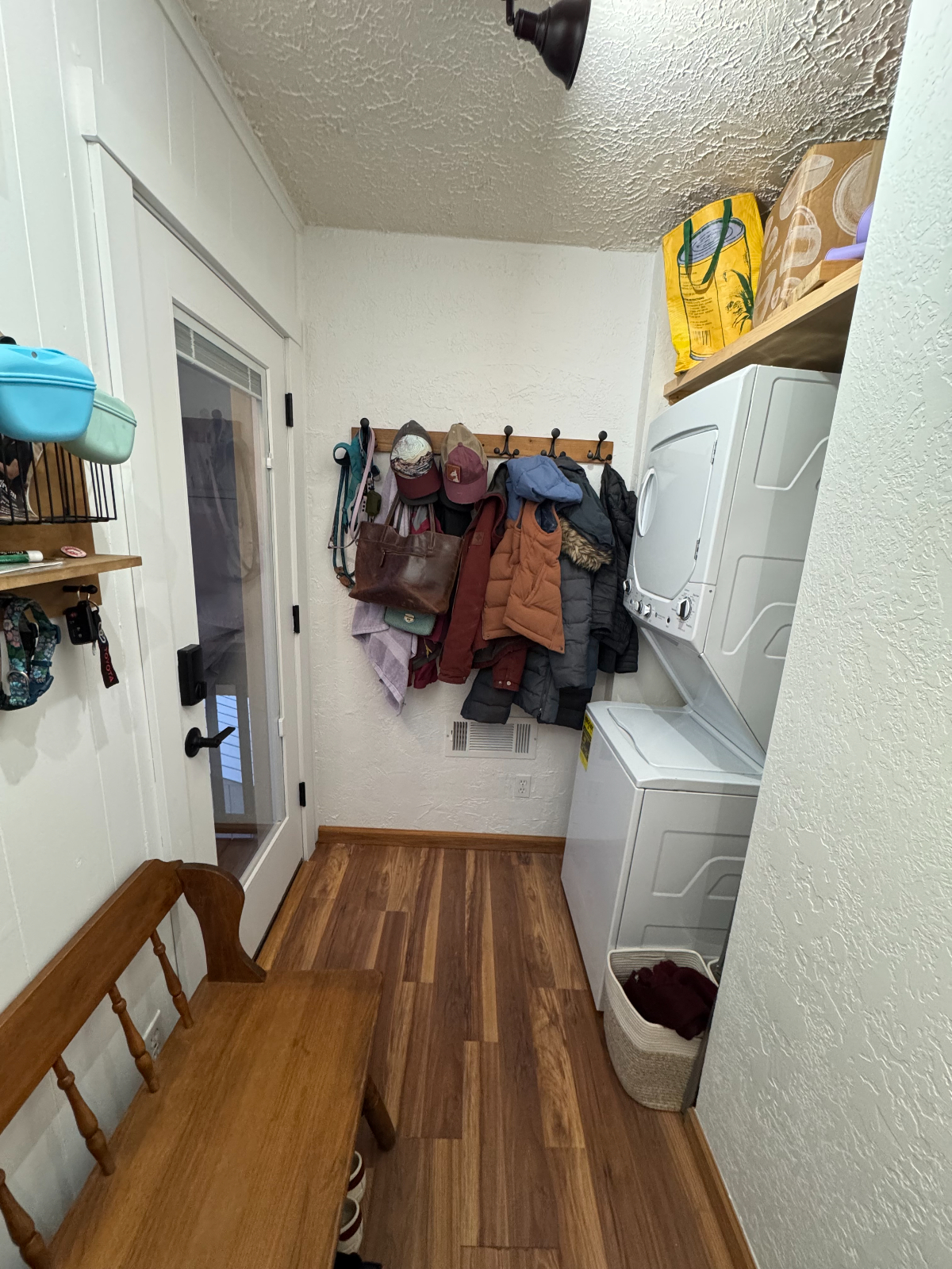 Private pet friendly studio, huge private deck, laundry, storage - Photo 6