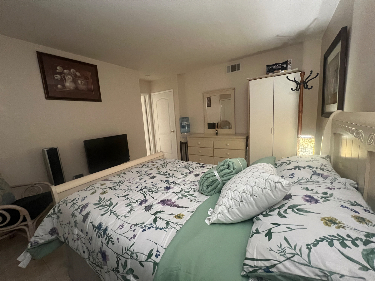Private Room with Private Bathroom - Photo 4