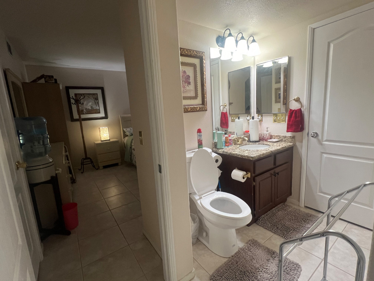 Private Room with Private Bathroom - Photo 3