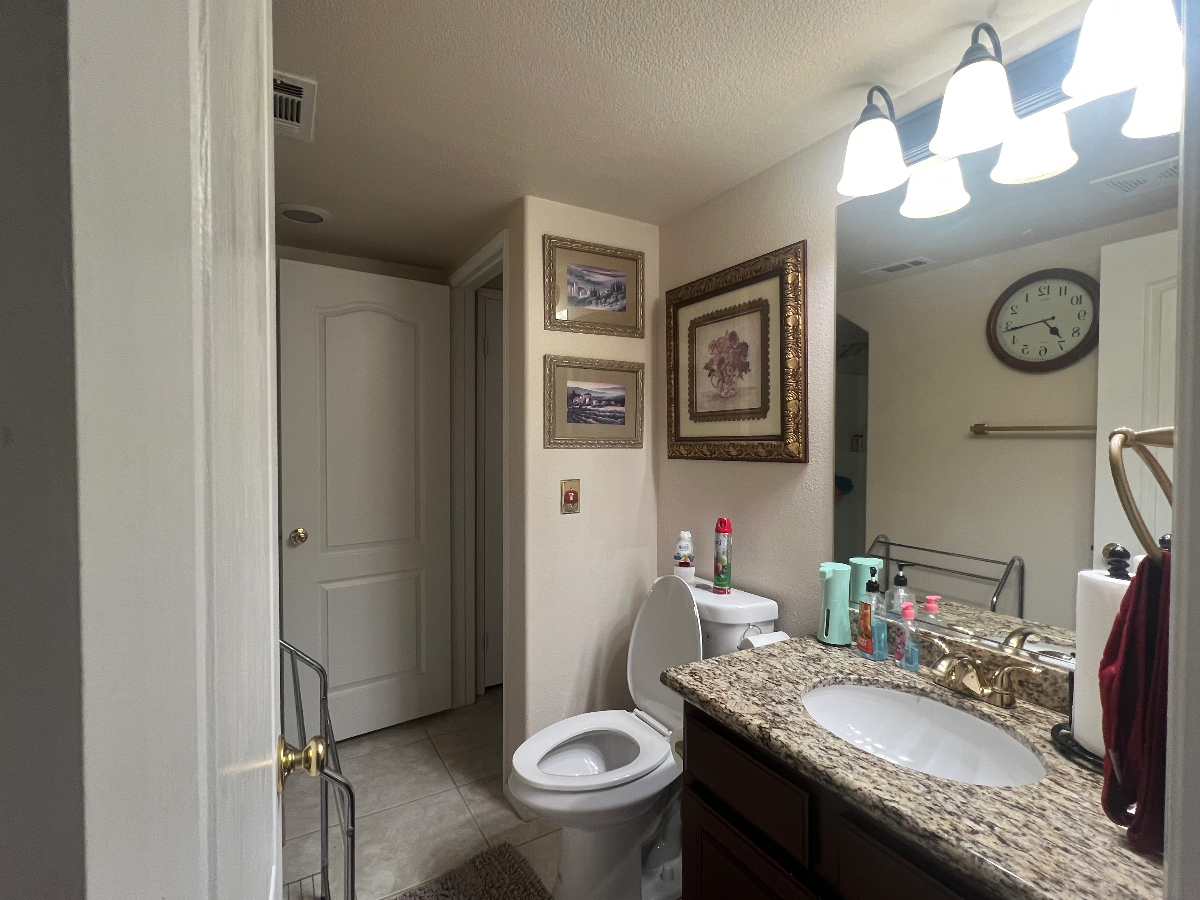 Private Room with Private Bathroom - Photo 5