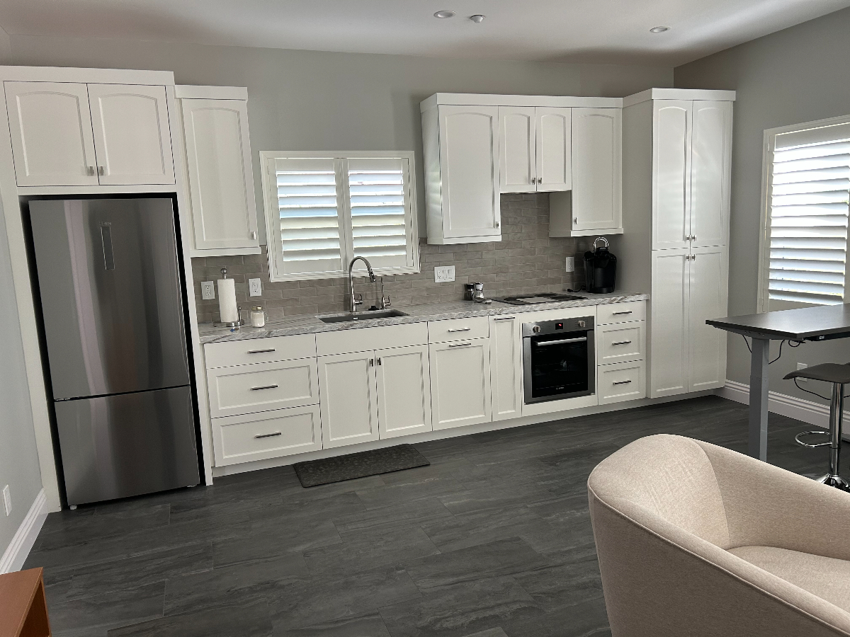 Bright, modern, newly built guest house offering comfort and style - Photo 3