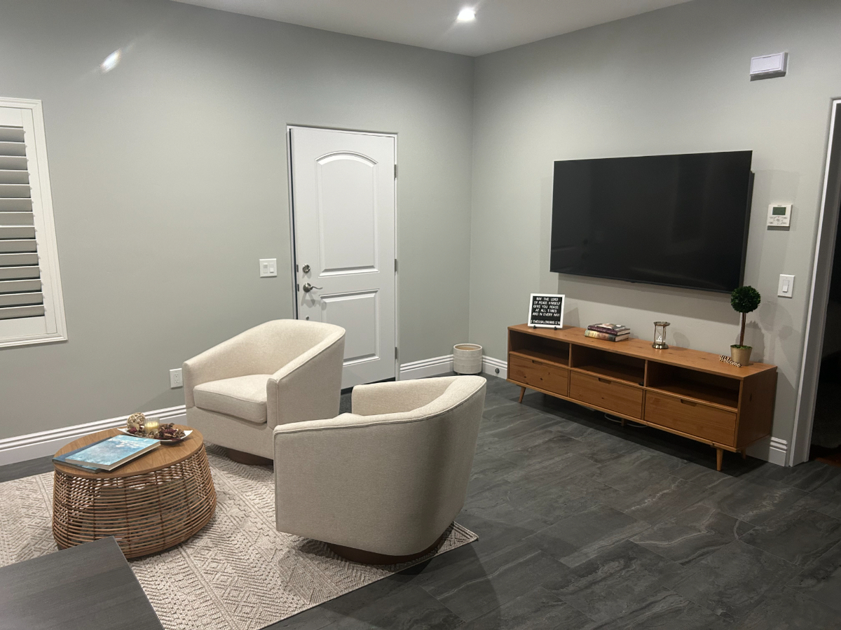Bright, modern, newly built guest house offering comfort and style - Photo 2