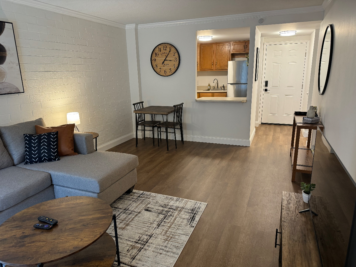 Recently renovated condo ready for the traveling professional - Photo 1