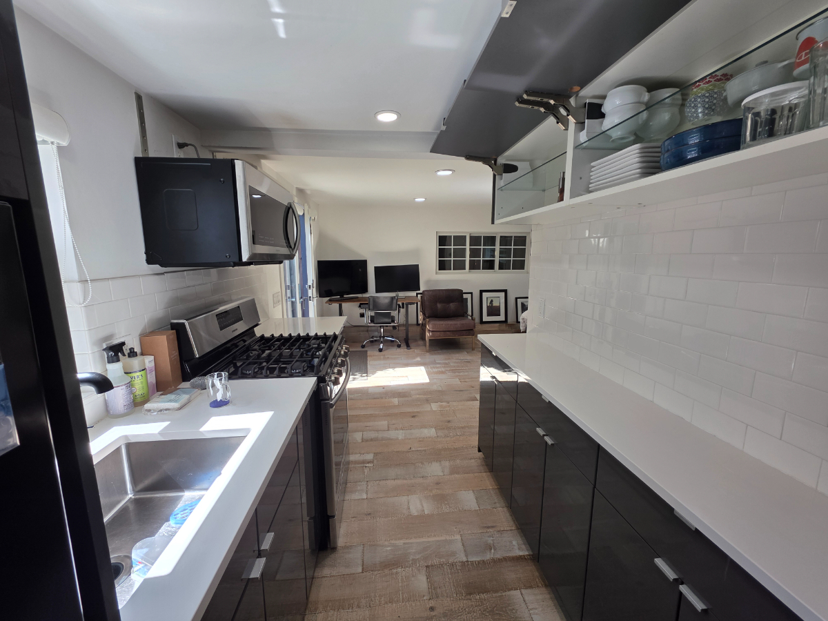 Peaceful West Hollywood Stay Near Cedars Sinai, With Easy Transit And Parking Pass - Photo 1