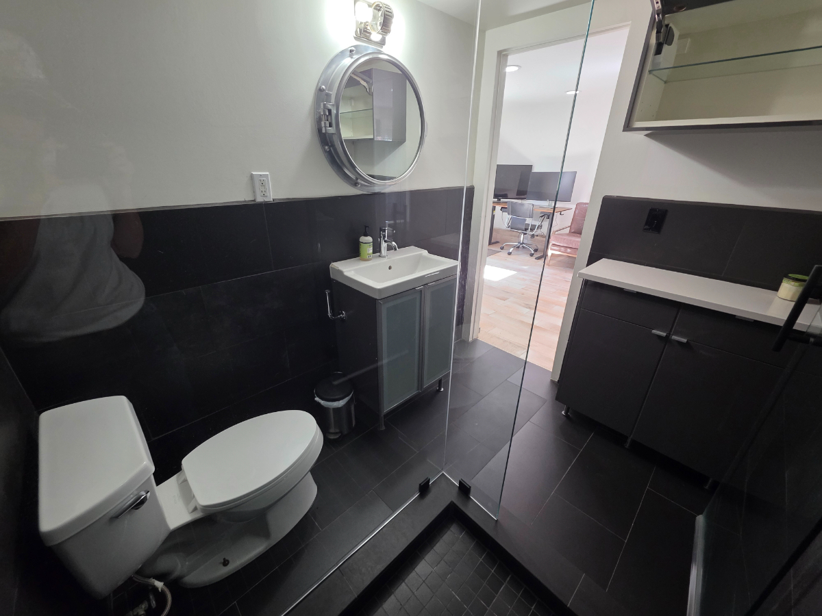 Peaceful West Hollywood Stay Near Cedars Sinai, With Easy Transit And Parking Pass - Photo 4