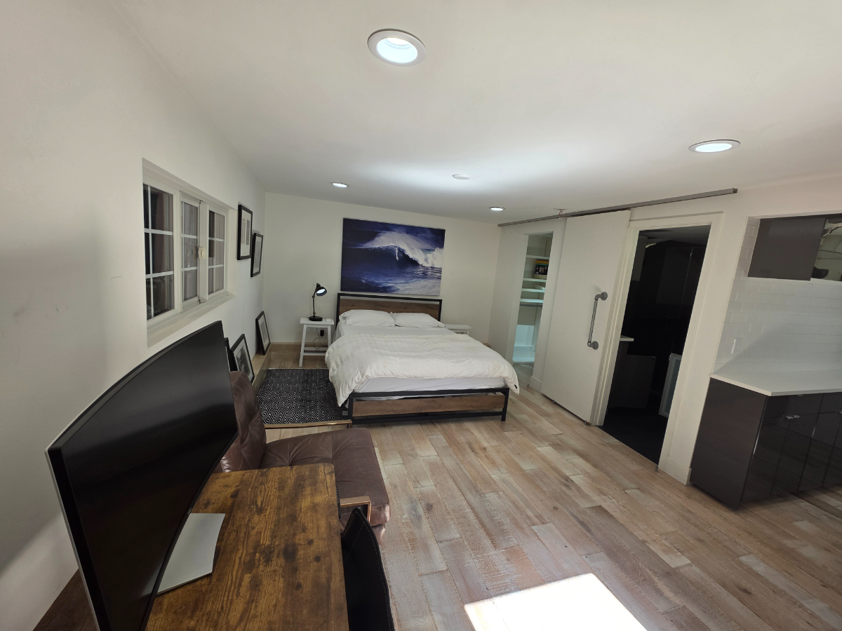 Peaceful West Hollywood Stay Near Cedars Sinai, With Easy Transit And Parking Pass - Photo 5