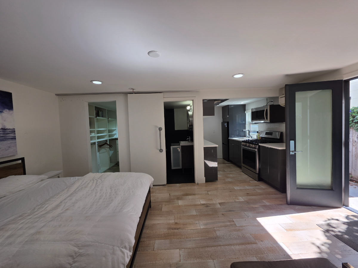 Peaceful West Hollywood Stay Near Cedars Sinai, With Easy Transit And Parking Pass - Photo 6