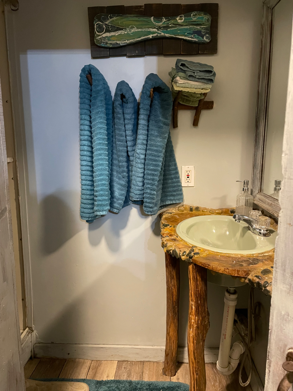 Near SVMC , pet friendly, fully furnished 1 bedroom apartment - Photo 4