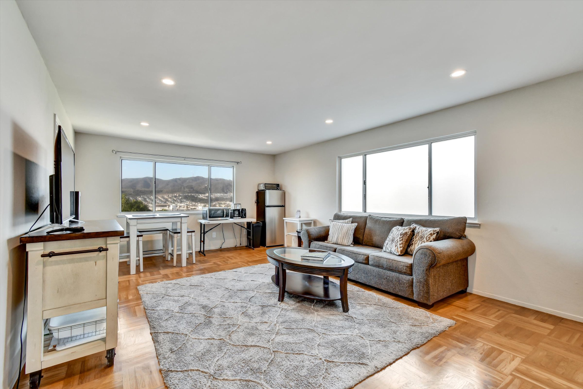 Clean , Modern and Bright-1br/1ba -livingroom/dining area-Sunny side of SF-private unit - Photo 2