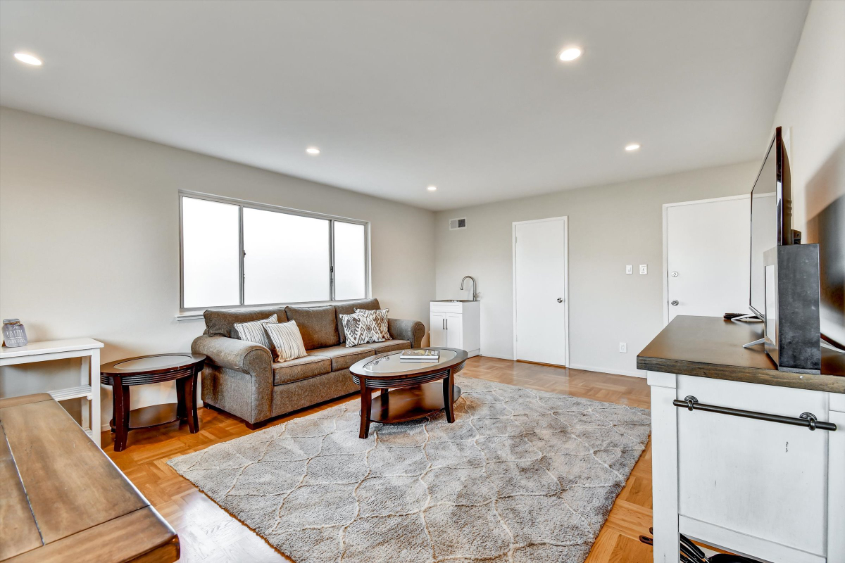 Clean , Modern and Bright-1br/1ba -livingroom/dining area-Sunny side of SF-private unit - Photo 3