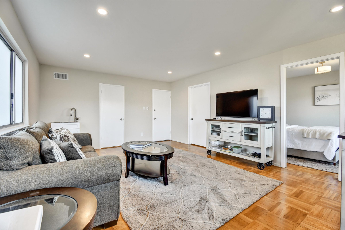 Clean , Modern and Bright-1br/1ba -livingroom/dining area-Sunny side of SF-private unit - Photo 4