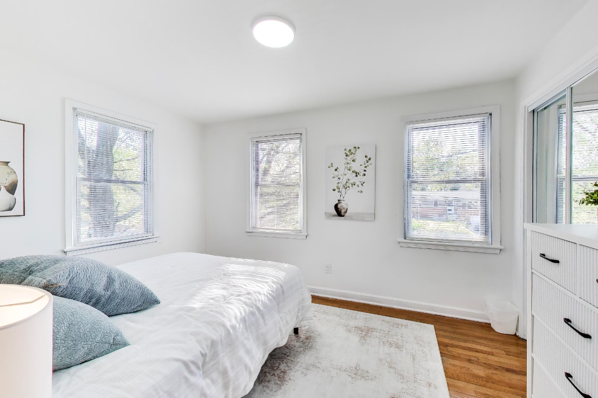 4 Bedroom - Easy 14 minute Walk or 3 min Uber to Orange Line Train - Photo 12