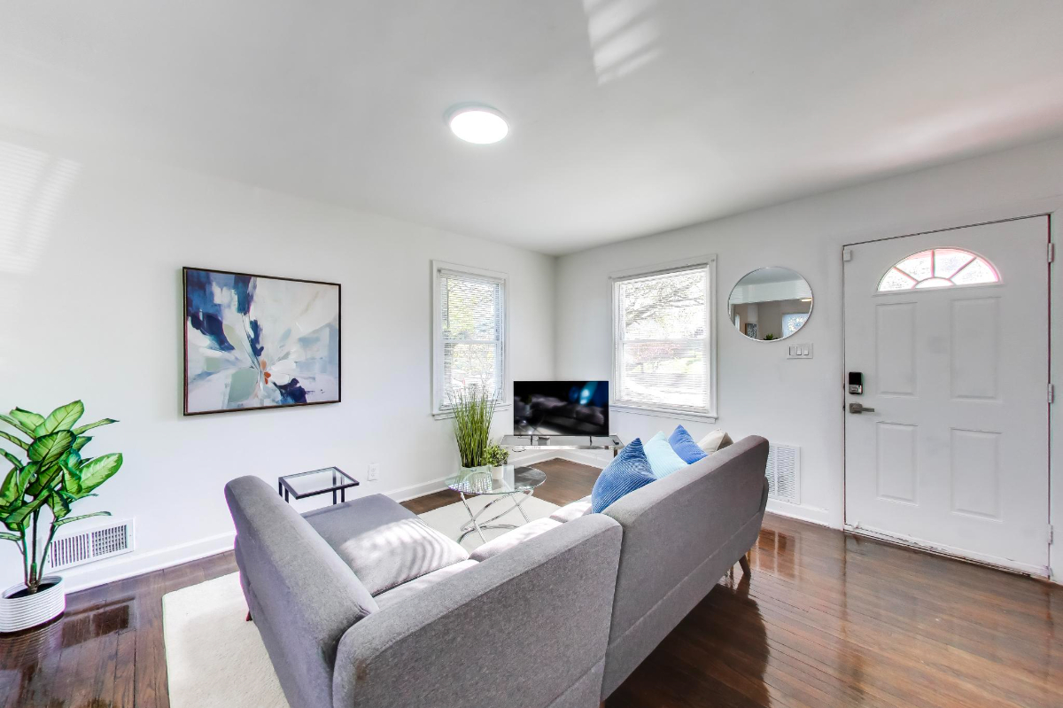 4 Bedroom - Easy 14 minute Walk or 3 min Uber to Orange Line Train - Photo 4