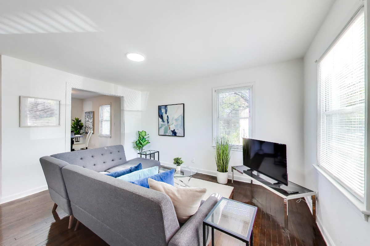 4 Bedroom - Easy 14 minute Walk or 3 min Uber to Orange Line Train - Photo 2