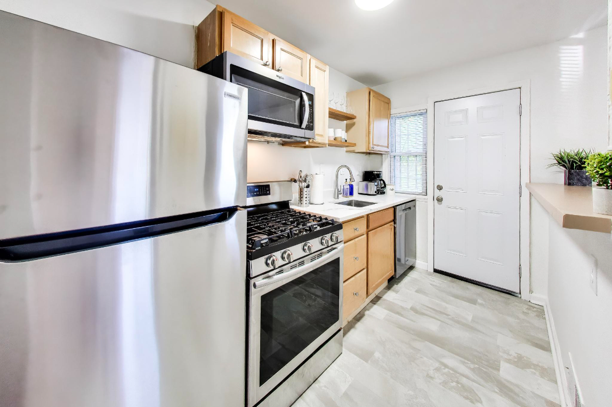 4 Bedroom - Easy 14 minute Walk or 3 min Uber to Orange Line Train - Photo 10