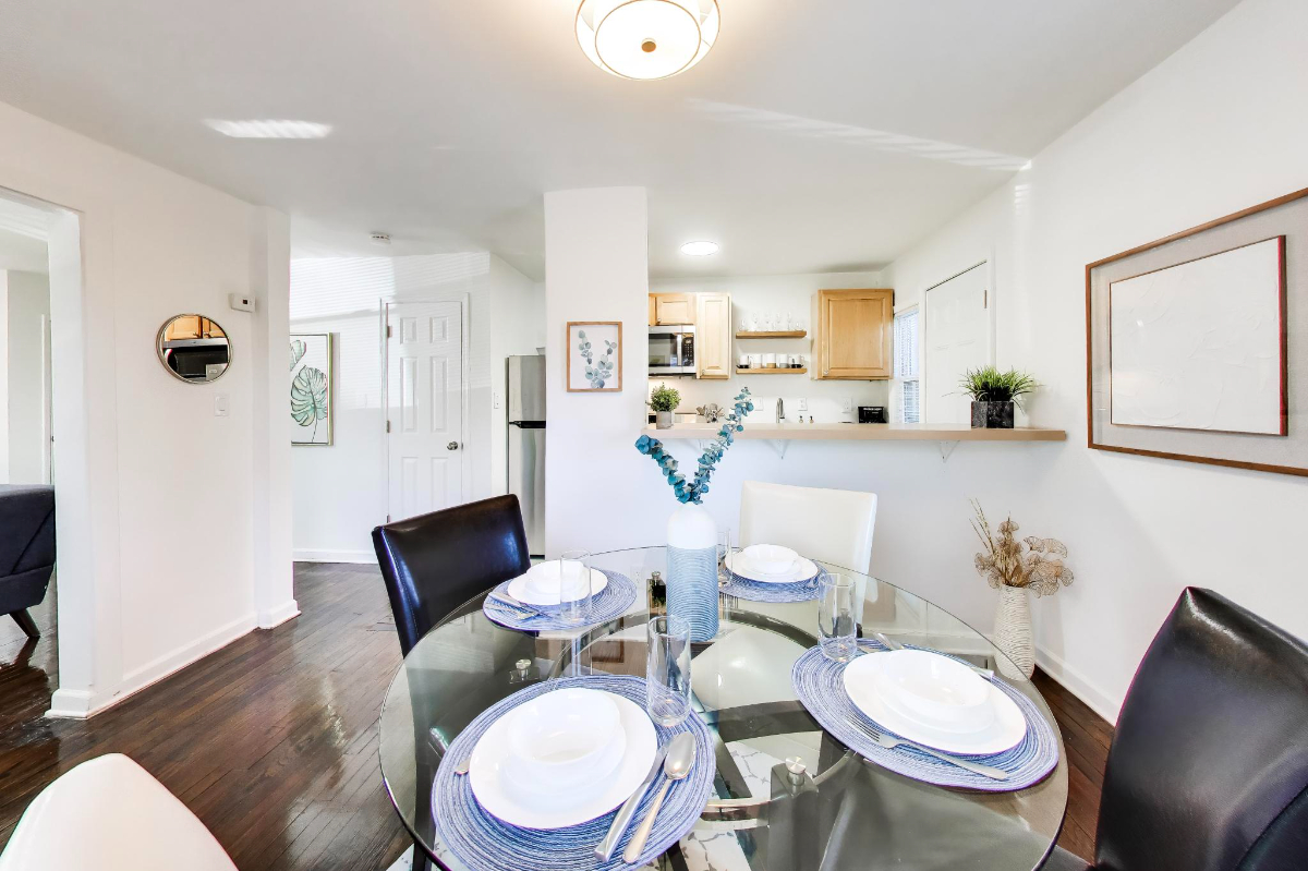 4 Bedroom - Easy 14 minute Walk or 3 min Uber to Orange Line Train - Photo 6