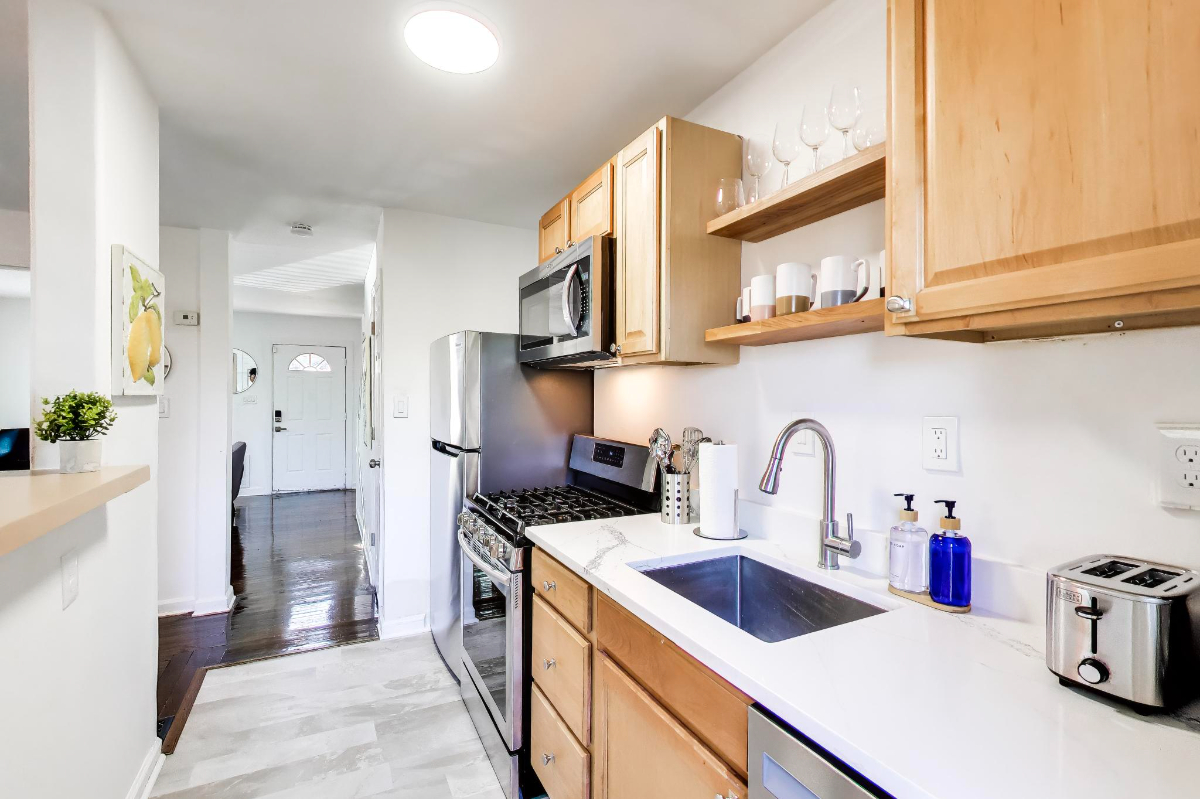 4 Bedroom - Easy 14 minute Walk or 3 min Uber to Orange Line Train - Photo 9