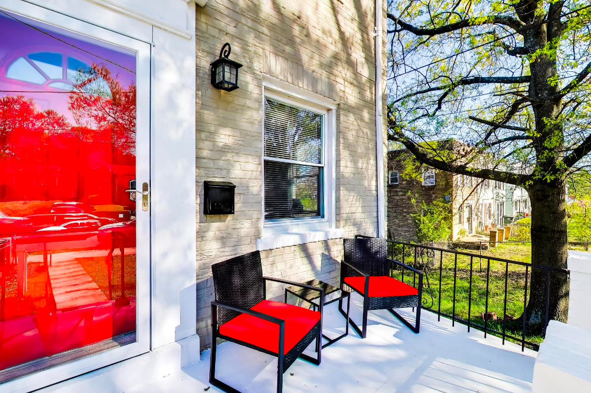 4 Bedroom - Easy 14 minute Walk or 3 min Uber to Orange Line Train - Photo 8