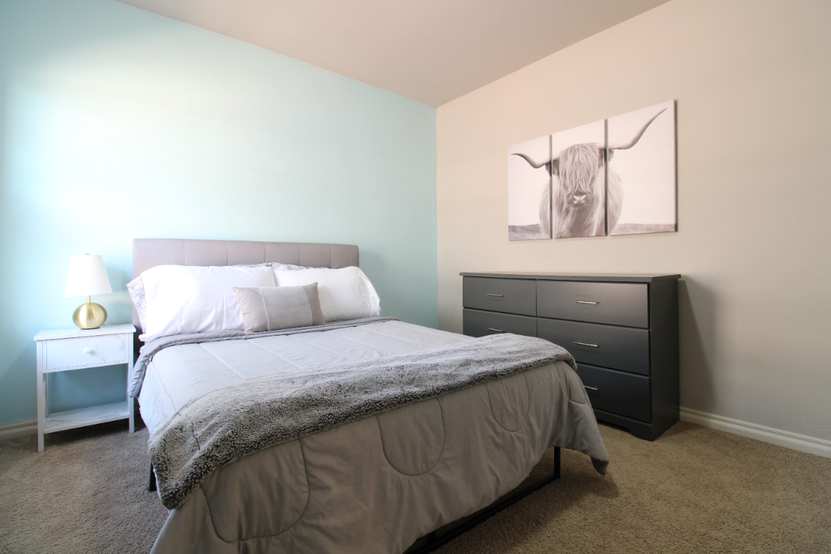 Bright & Spacious Furnished Home in Edmond, Utilities Included, Pool Access - Photo 9