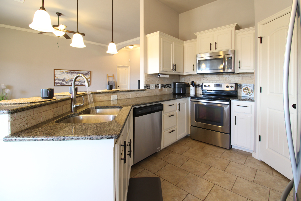 Bright & Spacious Furnished Home in Edmond, Utilities Included, Pool Access - Photo 5