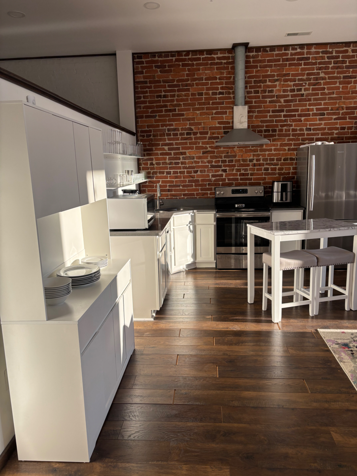 Fully-equipped modern condo steps from Capitol Street w/ indoor parking - Photo 4
