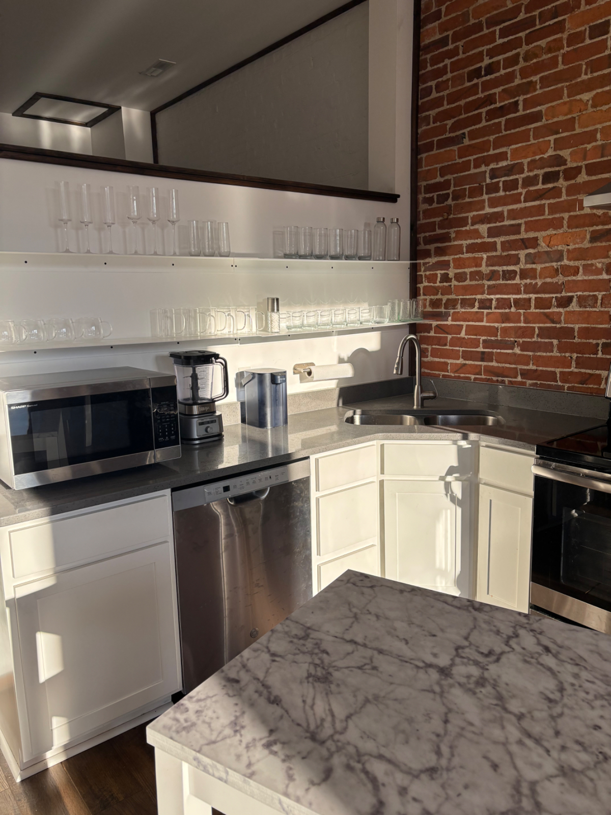 Fully-equipped modern condo steps from Capitol Street w/ indoor parking - Photo 5