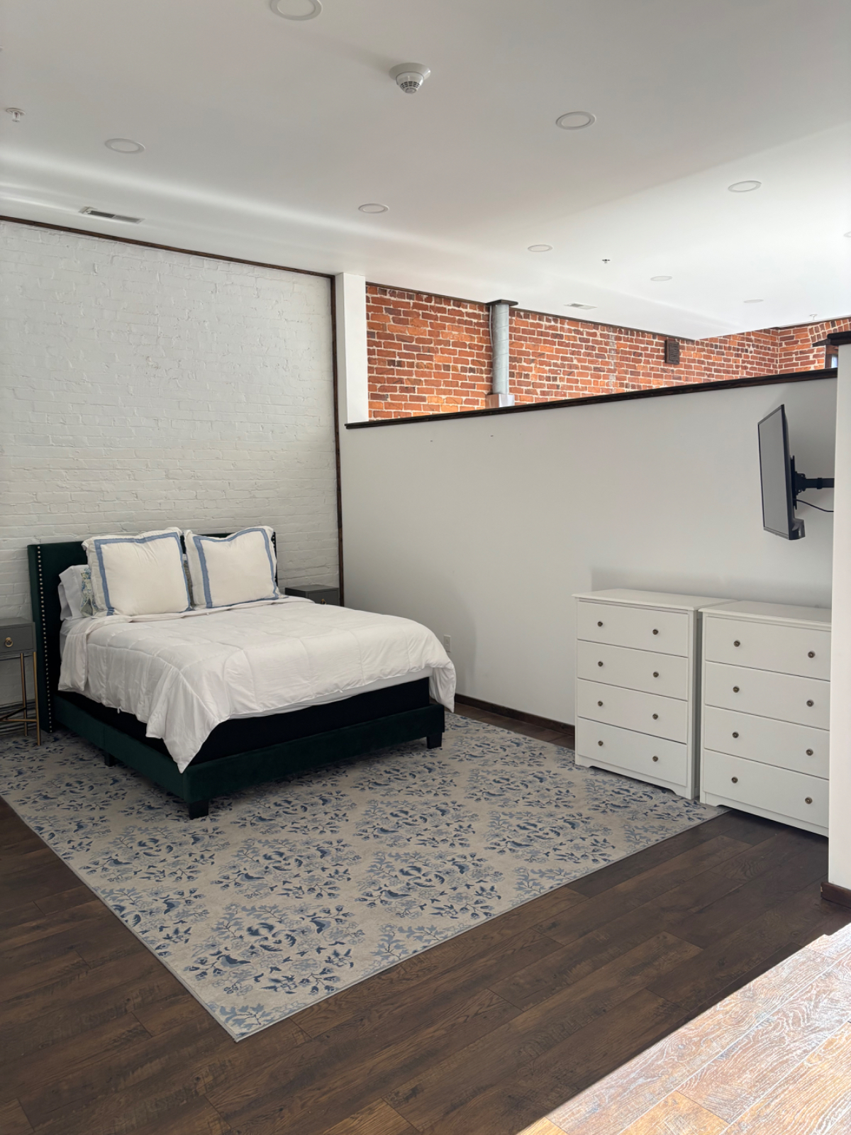 Fully-equipped modern condo steps from Capitol Street w/ indoor parking - Photo 12