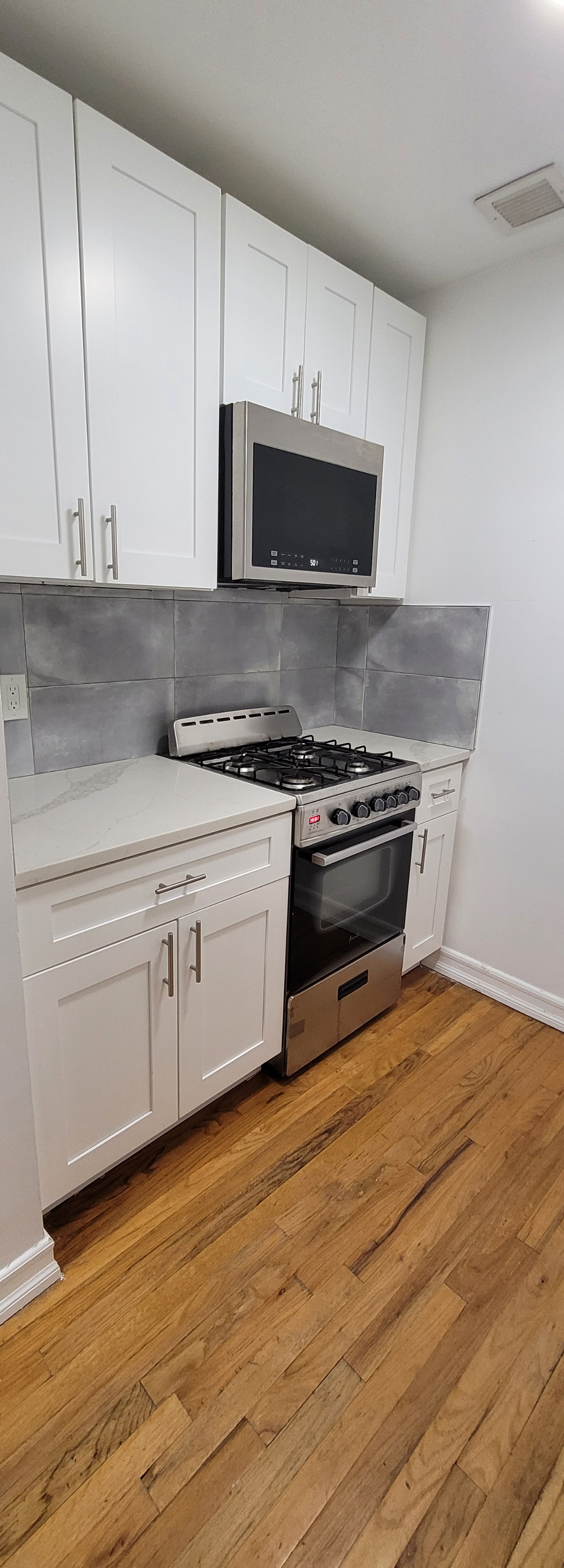 Harlem Hospital / Large Studio / King Bed / Washer & Dryer - Photo 4