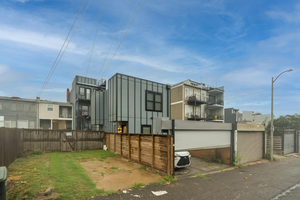LUXURY 2 BED & 2 BATH WITH OFF STREET SECURED PARKING - Photo 12