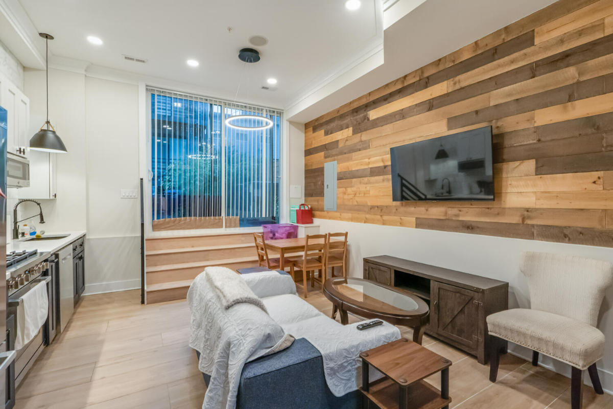 LUXURY 2 BED & 2 BATH WITH OFF STREET SECURED PARKING - Photo 2