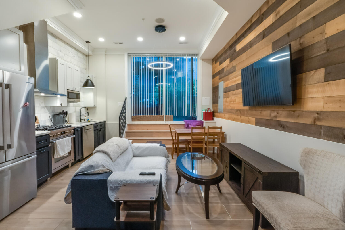 LUXURY 2 BED & 2 BATH WITH OFF STREET SECURED PARKING - Photo 3