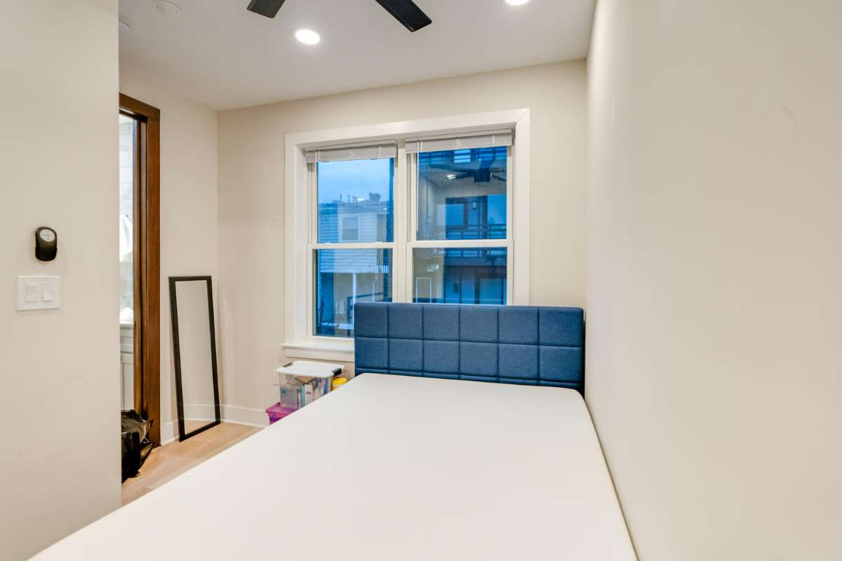 LUXURY 2 BED & 2 BATH WITH OFF STREET SECURED PARKING - Photo 4