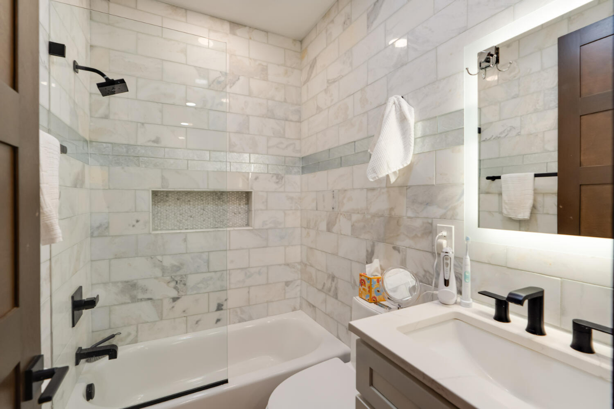 LUXURY 2 BED & 2 BATH WITH OFF STREET SECURED PARKING - Photo 10