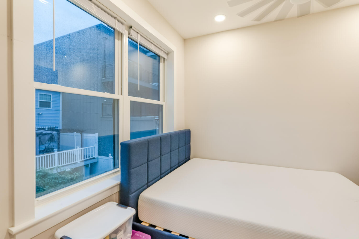 LUXURY 2 BED & 2 BATH WITH OFF STREET SECURED PARKING - Photo 7