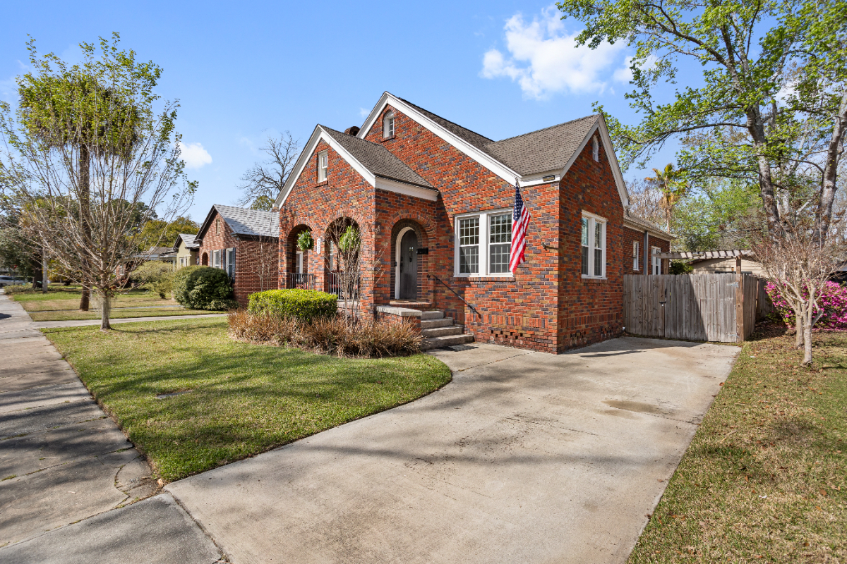 Charming Ardsley Park Home with King Suite & 3 Workspaces - Photo 2