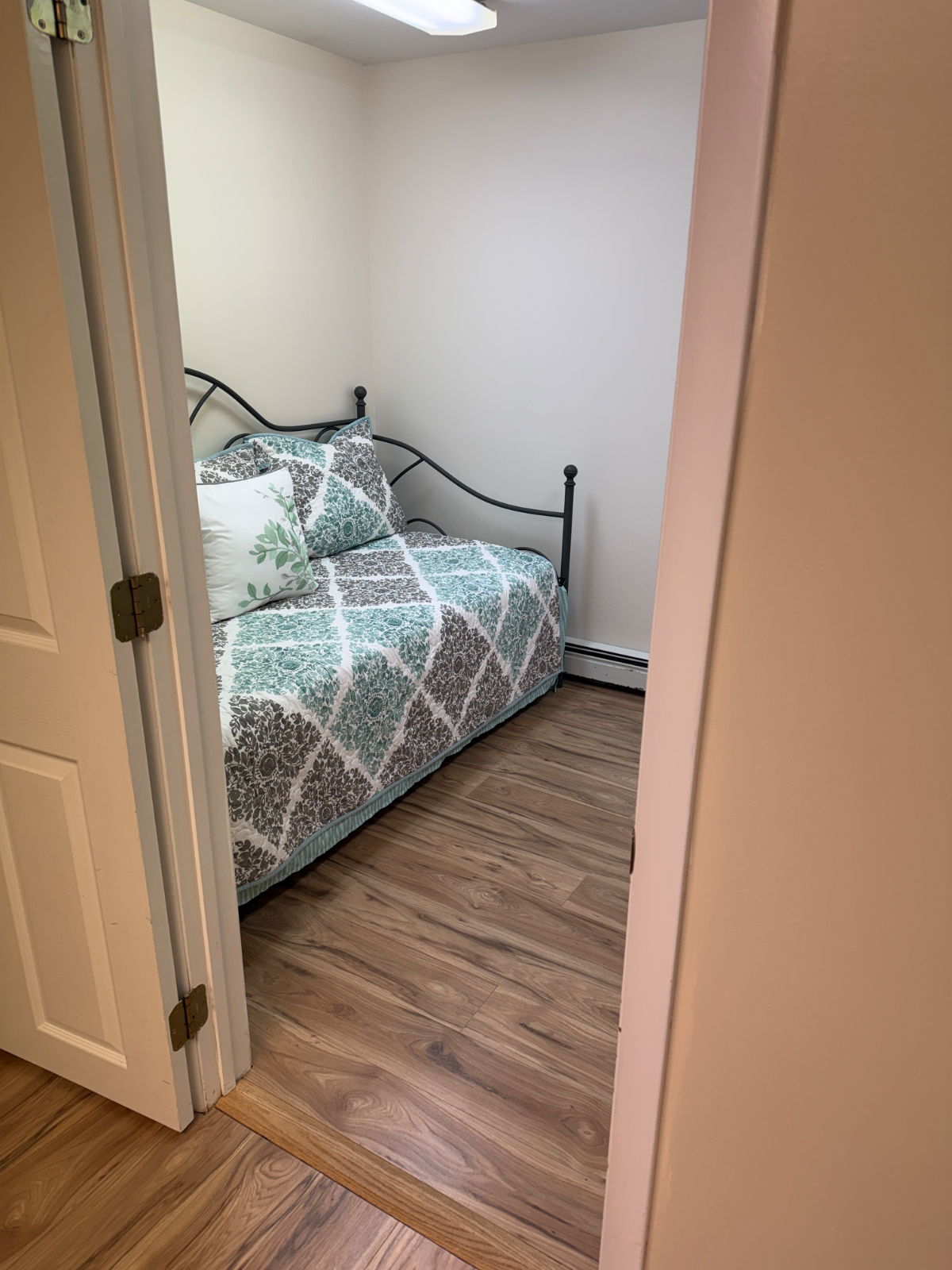 Beautiful Basement Apartment - Photo 5