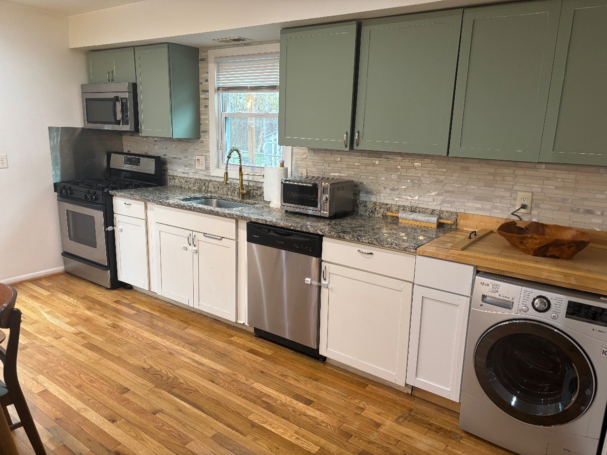 Comfortable 3BR Furnished Home with Open Layout, Cozy Patio, & Easy Transit Access - Photo 4